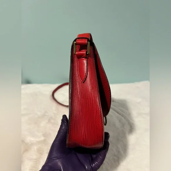 Louis Vuitton St Cloud in Red Epi MM size. Great condition vintage piece.